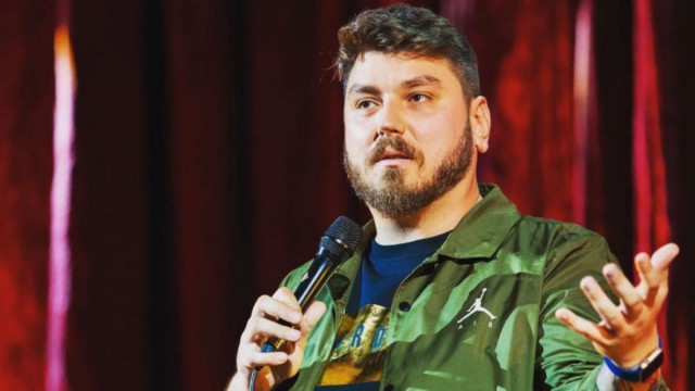 Micutzu a fost ATACAT de mai mulți bărbați în Capitală: SCANDALAGII au încercat să-l lovească cu o STICLĂ