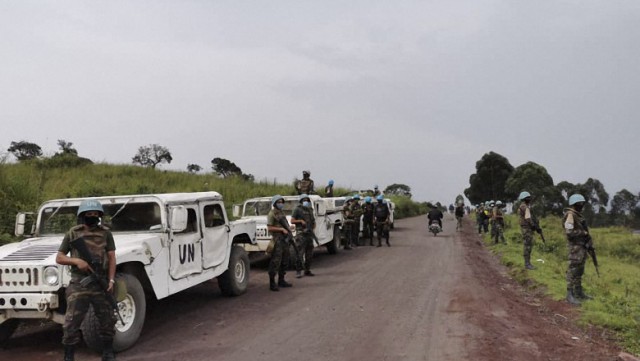 Rebelii acuzați că l-au ucis pe ambasadorul italian în R.D. Congo arată către soldații congolezi și rwandezi