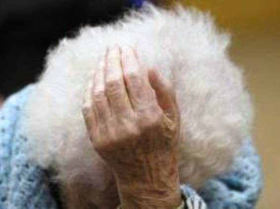 Un TÂNĂR a TÂLHĂRIT o OCTOGENARĂ; i-a DISLOCAT UMĂRUL