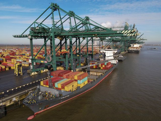 Marii exportatori iau măsuri neobişnuite pentru a reduce deficitul de containere maritime