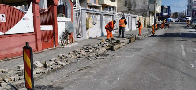 Se reabilitează traseele pietonale în mai multe zone din municipiu