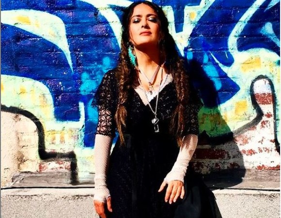 Salma Hayek spune că a suferit la o scenă de sex