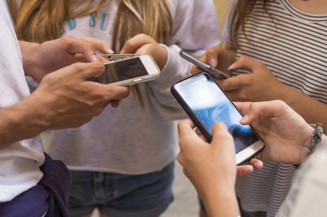 Somnul, rețelele de socializare și sănătatea mentală a adolescenților: cum sunt conectate?