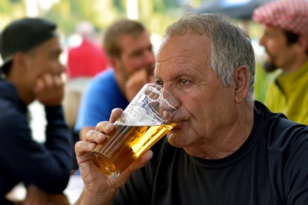 Studiu: Pacienții cu hepatita C, mai predispuși să consume alcool