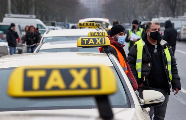 Un TAXIMETRIST a fost tăiat cu cuțitul de un CLIENT