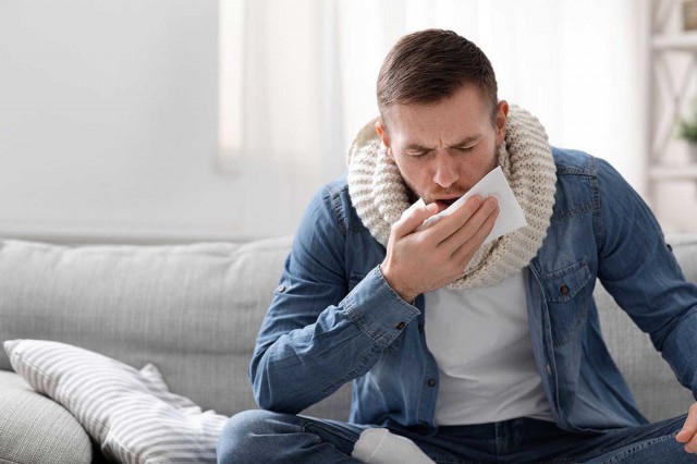 COVID-19 - Studiu: Tusea și durerea în gât, simptome frecvente în infecția cu tulpina britanică