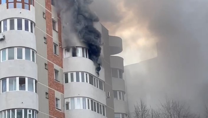 ȘOCANT! Momentul în care FEMEIA implicată în INCENDIUL de pe Mamaia, CADE de la BALCON