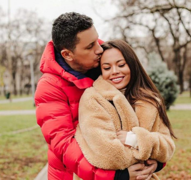 Flick, surpriză romantică pentru soția lui! Fotografia celor doi, văzută pe ecranele unui magazin comercial