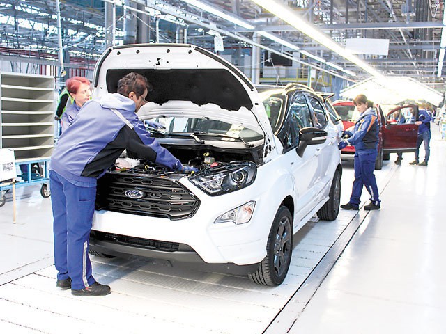 Ford reduce producţia la două fabrici din Germania, din cauza deficitului de cipuri