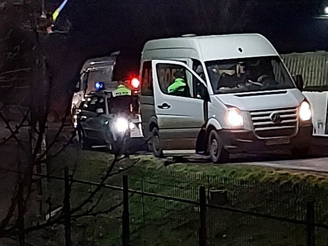 ȘOFER de MICROBUZ, BEAT la VOLAN, SĂLTAT de polițisti