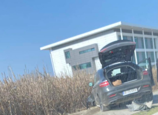 ACCIDENT RUTIER la NĂVODARI: a PLONJAT cu MAȘINA peste SEPARATOARELE de drum