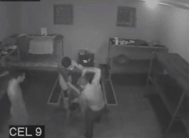 Un DEȚINUT SINUCIGAȘ și-a SNOPIT în BĂTAIE colegul de CELULĂ