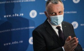 Elevii în ani terminali, la şcoală şi în scenariul roşu