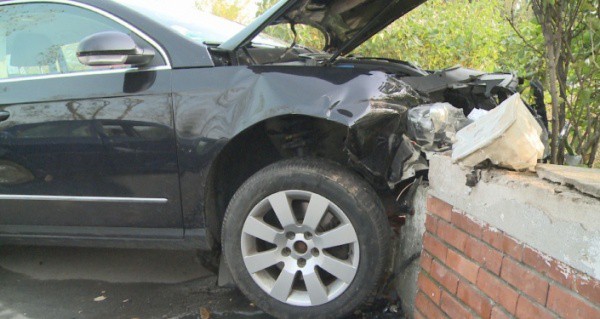 S-a URCAT la volan FĂRĂ PERMIS și a intrat cu MAȘINA în gardul cimitirului