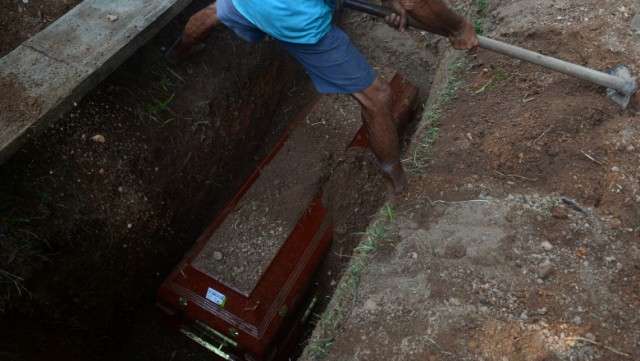 Sri Lanka alege o insulă izolată aflată la 300 de kilometri depărtare pentru îngroparea morților de COVID-19