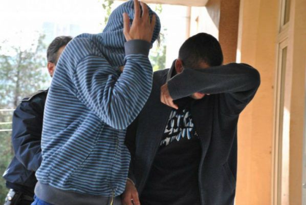 ADOLESCENT de 17 ani, luat la BĂTAIE, în plină stradă, de doi INDIVIZI