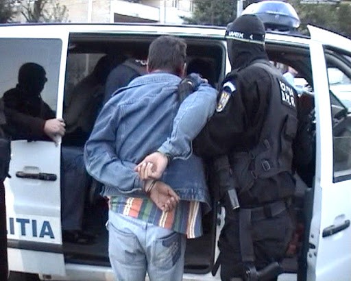 Hoţ din LOCUINŢE, REŢINUT de poliţiştii constănţeni