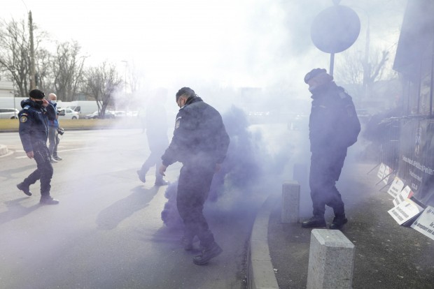 Scene FĂRĂ PRECEDENT! Jandarmii au SĂLTAT polițiștii și i-au dus la DUBE. VIDEO!