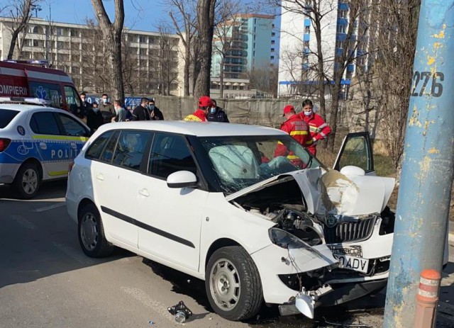 O MAȘINĂ a intrat în STÂLP, în stațiunea MAMAIA: o persoană a MURIT