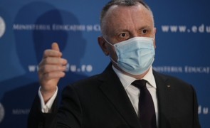 Ministrul Educației îi liniștește pe profesori: 'Nu se va ajunge la obligativitatea vaccinării'