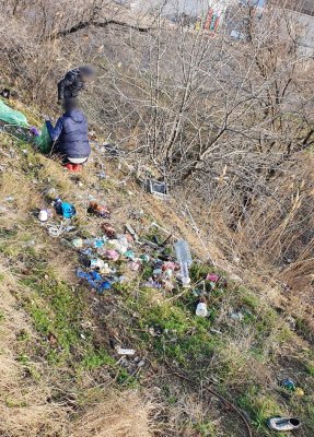 Polițiștii locali continuă lupta cu cei care aruncă gunoiul pe domeniul public