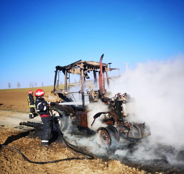 Utilaj agricol în FLĂCĂRI, în apropierea eolienelor