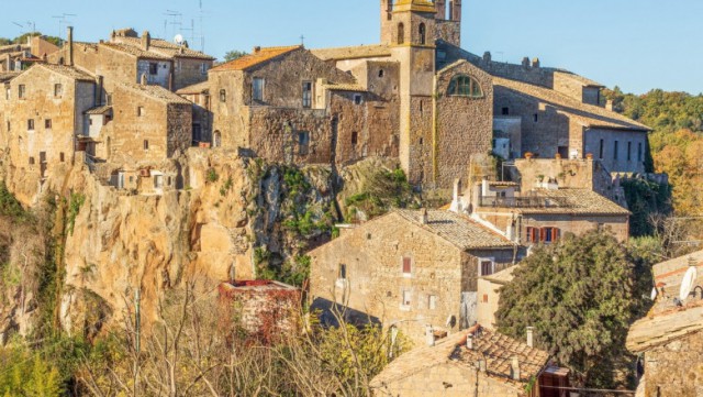 Cine are de pierdut din afacerea caselor de 1 € vândute în Italia