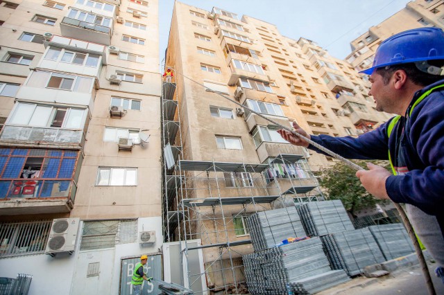 Constănțenii așteaptă să vină PRIMĂRIA să le IZOLEZE APARTAMENTELE
