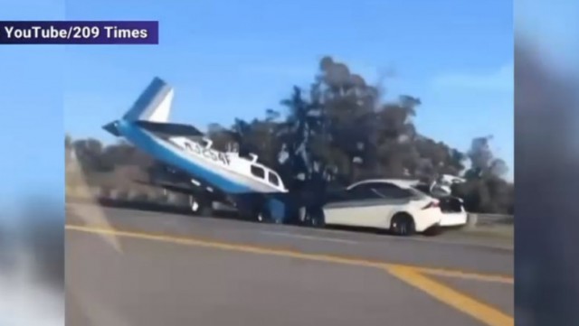 Accident între un avion și o mașină, pe o autostradă din SUA. Imagini filmate de un alt șofer