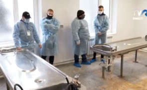 Terapie moldovenească pentru șoferii prinși beți la volan: Își recuperează permisele doar după un curs la morgă