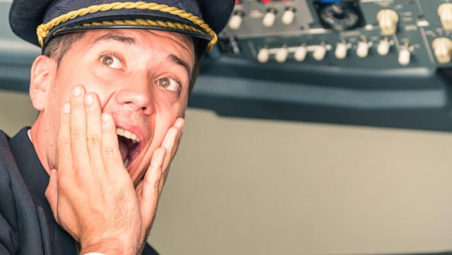 Un pilot a raportat o întâlnire cu un OZN: „Detest să spun treaba asta, dar seamănă cu un obiect cilindric lung”