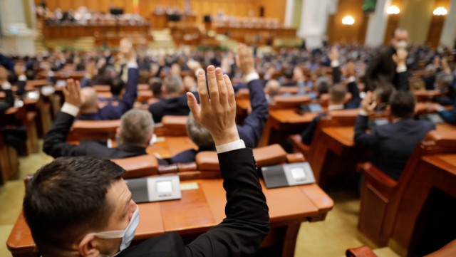 USR PLUS propune ca parlamentarii care vor vota la dublu să piardă peste 80% din indemnizaţie