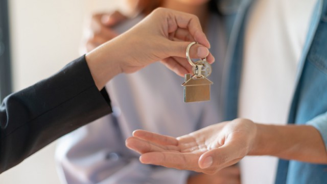 Cum să calculezi ce fel de casă îți permiți. Veniturile necesare pentru o casă de 70.000 €, bani luați de la bancă