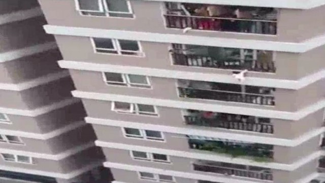 Un copil de doi ani care a căzut de la etajul 12 al unui bloc a fost salvat în mod miraculos de un trecător