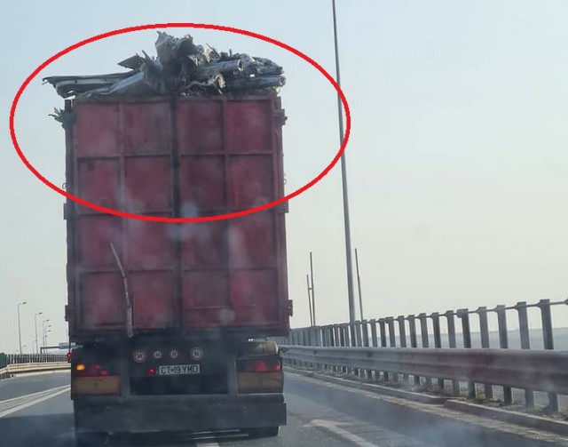 Bucăţi de FIER vechi au ZBURAT dintr-un TIR, în plin TRAFIC, pe A4!