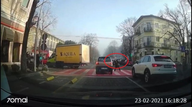 Video! La un pas de a fi CĂLCAT pe TRECEREA de PIETONI