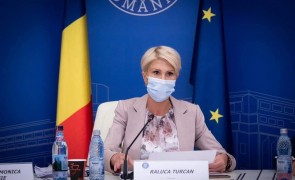Raluca Turcan TOARNĂ gaz pe foc: Există salarii care au SPOR de 85%