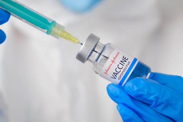 Johnson & Johnson crede că și alte vaccinuri provoacă cheaguri de sânge