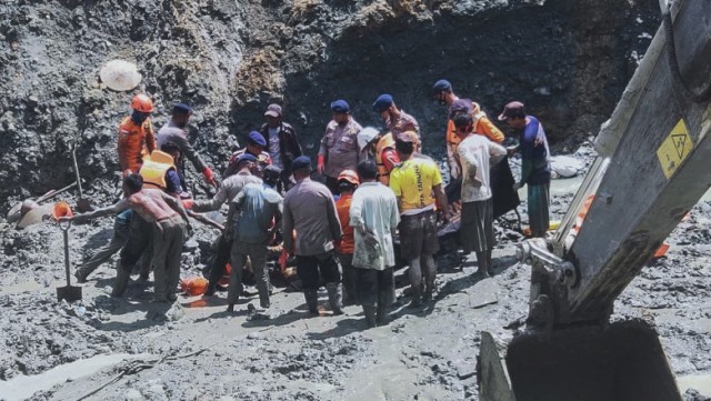 Șase morți și un dispărut în urma surpării unei mine ilegale de aur în Indonezia