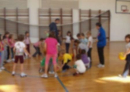 BĂTUTĂ de fostul SOȚ, în sala de sport, de față cu copiii
