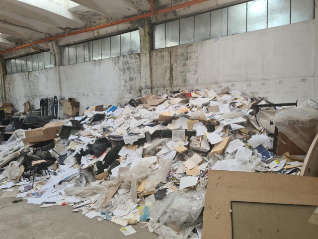 DOCUMENTELE din arhiva PRIMĂRIEI, ARUNCATE într-un DEPOZIT spre a fi CASATE, aveau LEGĂTURĂ cu TERENURI