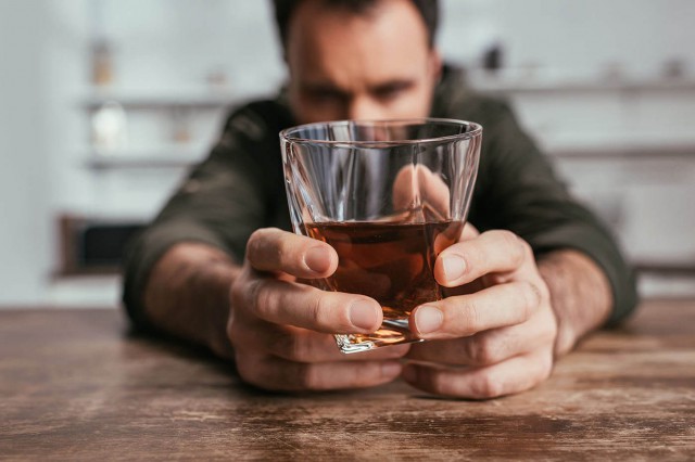 Depresia și anxietatea, factori de risc pentru creșterea consumului de alcool în pandemie