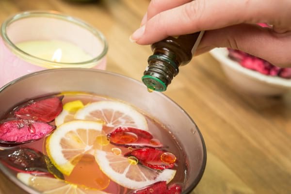 Aromaterapia cu uleiuri esențiale pure: elixirul care ne susține sănătatea fizică și emoțională