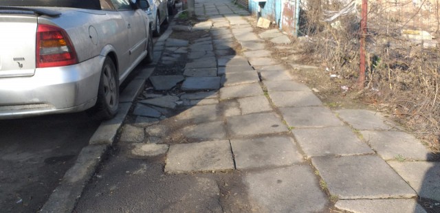 Locuitorii de pe strada AURORA vor trotuare DECENTE