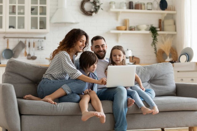 Studiu - Cheia fericirii: prietenii sau familia?
