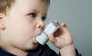 Studiu șocant: Copiii celor care au fost expuși la fum în copilărie riscă să facă astm