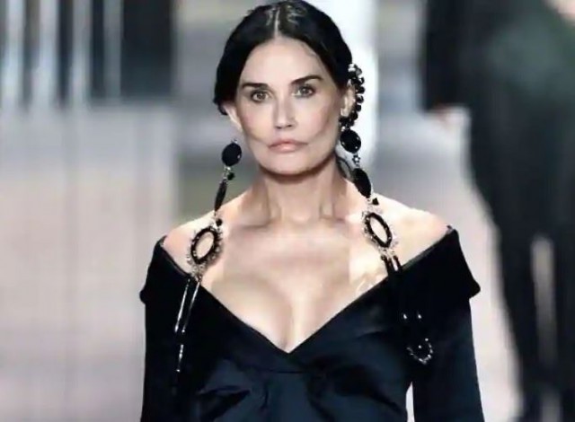 Demi Moore s-a pozat nemachiată pentru a demonstra că nu și-a operat pomeții