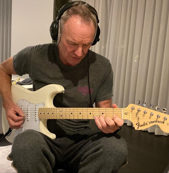 Sting este dependent de muzică. Cântărețul de 69 de ani nu rezistă nici o zi să stea departe de chitara lui