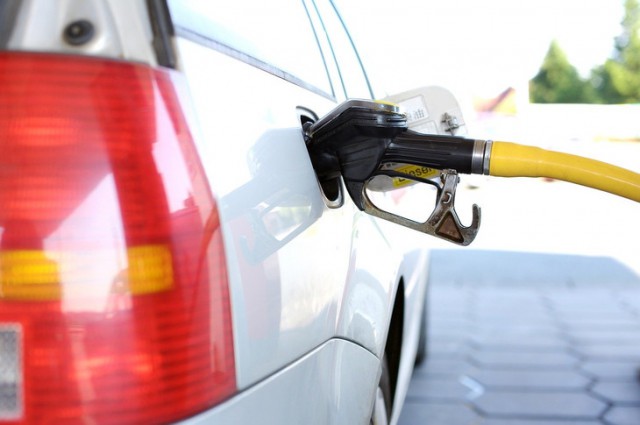 Nouă state din UE cer stabilirea unei date pentru interzicerea vânzărilor de autoturisme pe benzină şi motorină