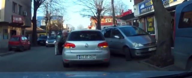 Și-a lăsat mașina în mijlocul străzii, ca să intre în magazin. VIDEO!